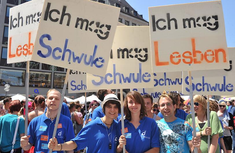 Sie feiern: Schwule, Lesben und Transgender tummeln sich auf Münchens Straßen und feiern den Christopher Street Day 2011