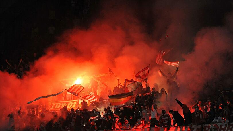 Bayern-Fans auf dem Spiel gegen Neapel Bayern-Fans auf dem Spiel gegen Neapel