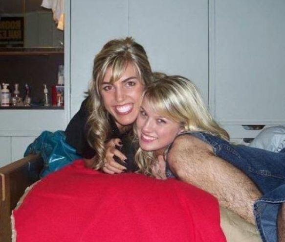 Diese hübsche Blondine ist scheinbar mit sehr behaarten Armen gestraft