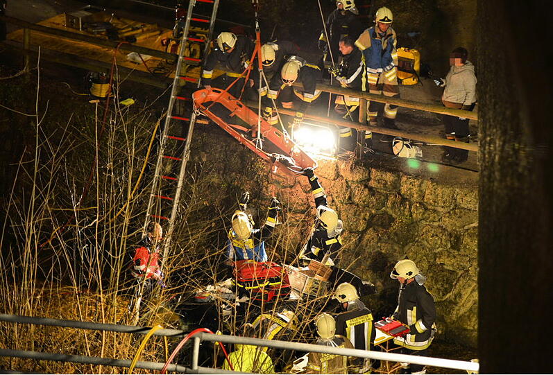 Schrecklicher Unfall bei Waging am See: Ein Auto fällt von einer Brücke. Die beiden Insassen werden schwer verletzt. Die Bilder von der Bergung...