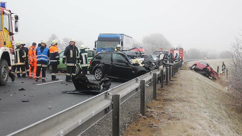 Am Donnerstagmorgen stießen zwei Autos auf einer Bundesstraße frontal zusammen. Beide Fahrer starben noch am Unfallort. Die Bilder des Unfalls.