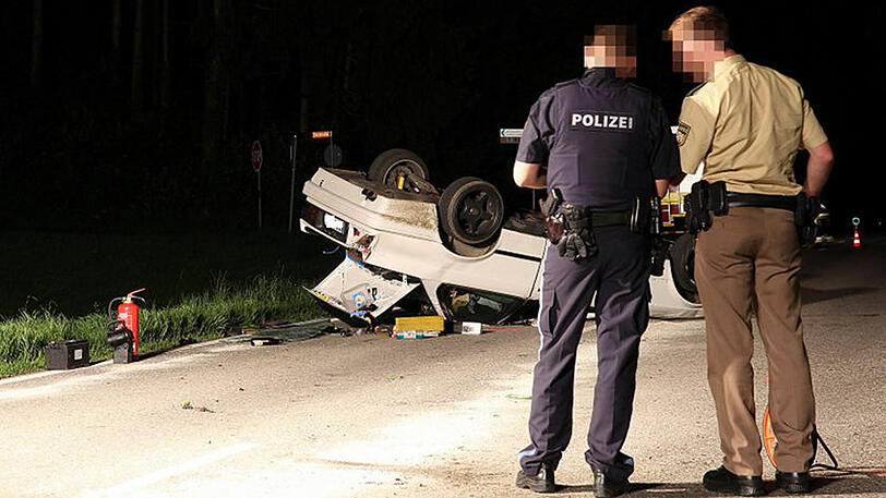 Ein 24-Jähriger kam bei Waging am See alkoholisiert von der Fahrbahn ab und überschlug sich mehrfach.