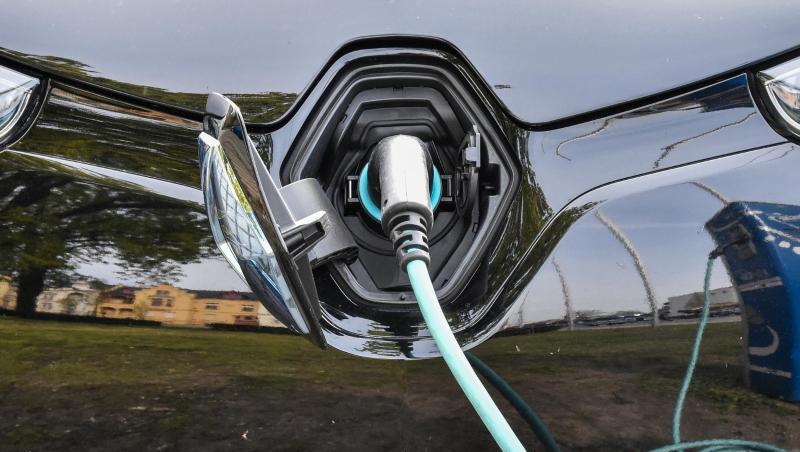 Auf dem "Autogipfel" war vereinbart worden, dass in den kommenden zwei Jahren 50.000 neue öffentliche Ladepunkte entstehen sollen. Auf dem "Autogipfel" war vereinbart worden, dass in den kommenden zwei Jahren 50.000 neue öffentliche Ladepunkte entstehen sollen.