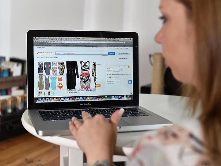Eine junge Frau surft auf der Internetseite des chinesischen Onlinehändlers Alibaba.