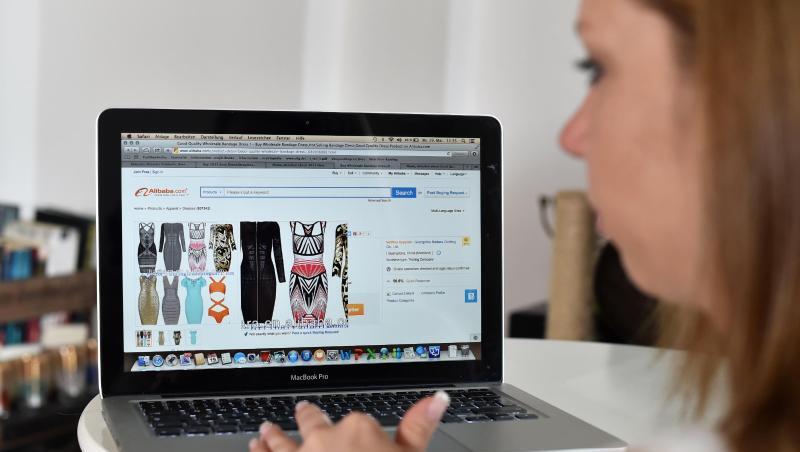 Eine junge Frau surft auf der Internetseite des chinesischen Onlinehändlers Alibaba. Eine junge Frau surft auf der Internetseite des chinesischen Onlinehändlers Alibaba.