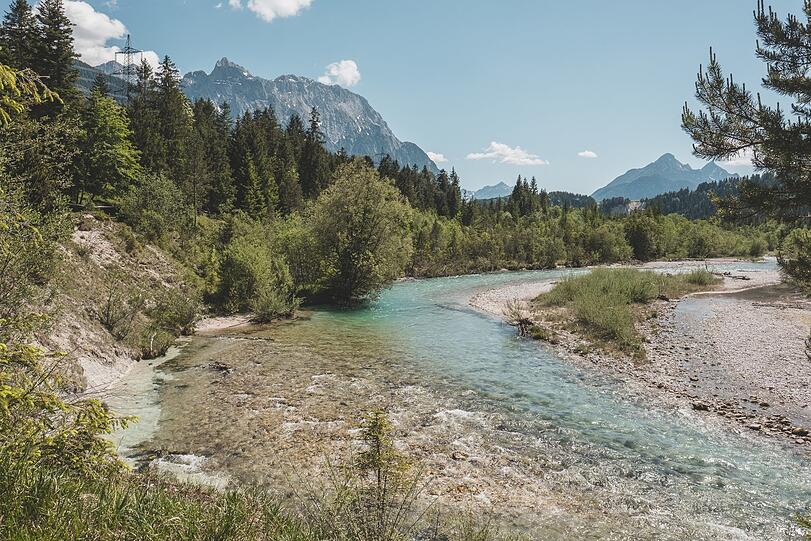 Wildbaden in der Isar ist wegen der Strömungen nicht ohne und bei Hochwasser natürlich tabu, doch Plätze dafür gibt es viele. Wie in Kanada sieht es laut Maria Eckl zum Beispiel entlang des Isaruferwegs in Krün aus. Für Eckl die "wohl beeindruckendeste Flussbadestelle Bayerns". Ausgangspunkt: Wanderparkplatz Grün oder am Isarstausee.
