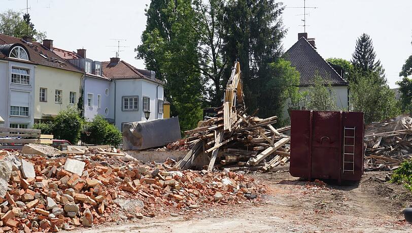 Bauschutt zwischen Einfamilienhäusern. Bauschutt zwischen Einfamilienhäusern.