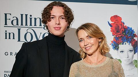 Tina Ruland mit ihrem Sohn bei der Premiere von "Falling | In Love" im Friedrichstadt-Palast Berlin.
