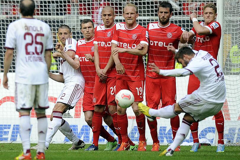 So sieht es aus, wenn man einen Ball mustergültig über die Mauer ins Tor schlenzen will. Vorgetragen von Marvin Plattenhardt.