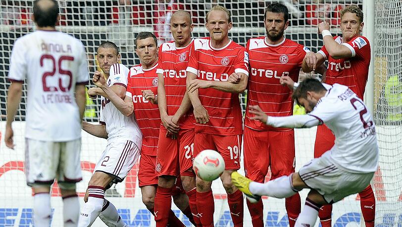 So sieht es aus, wenn man einen Ball mustergültig über die Mauer ins Tor schlenzen will. Vorgetragen von Marvin Plattenhardt. So sieht es aus, wenn man einen Ball mustergültig über die Mauer ins Tor schlenzen will. Vorgetragen von Marvin Plattenhardt.