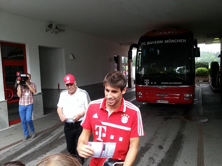 Auf dem Weg von der Säbener Straße zum Mannschaftshotel. Die Bayern-Stars gaben wartenden Fans vor dem Bundesliga-Auftakt noch ein paar Autogramme. Hier die Bilder.