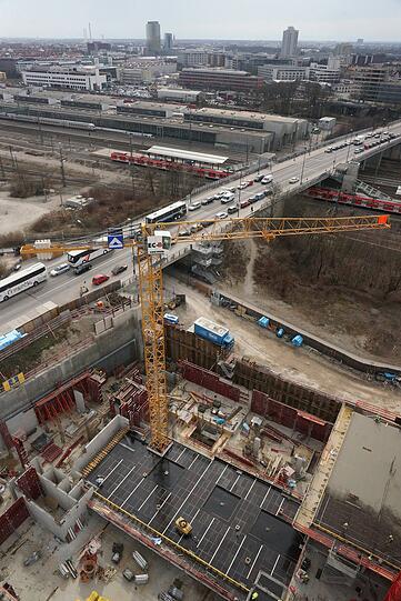 Das Grundstück liegt an der Friedenheimer Brücke, also an der S-Bahnstation Hirschgarten.
