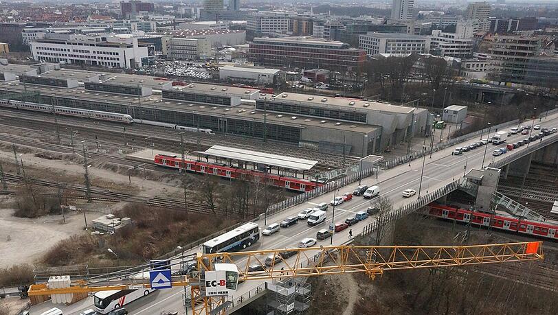 Das Grundstück liegt an der Friedenheimer Brücke, also an der S-Bahnstation Hirschgarten. Das Grundstück liegt an der Friedenheimer Brücke, also an der S-Bahnstation Hirschgarten.