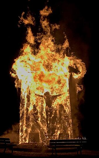 Eine Jesusfigur am Kreuz brennt in einer Holzkapelle in Passau lichterloh.