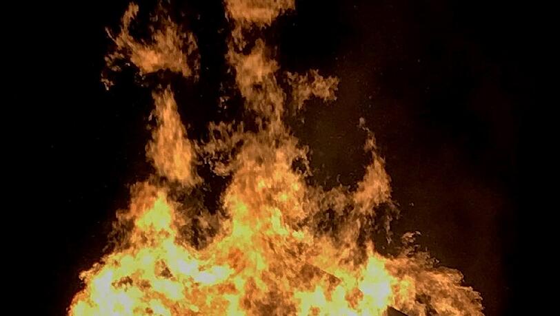 Eine Jesusfigur am Kreuz brennt in einer Holzkapelle in Passau lichterloh. Eine Jesusfigur am Kreuz brennt in einer Holzkapelle in Passau lichterloh.