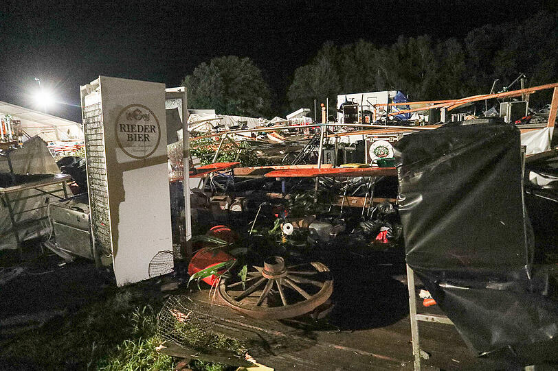 Das schwere Unwetter forderte bei einem Österreichischen Feuerwehr-Fest zwei Todesopfer. Die Bilder vom Unglücksort.