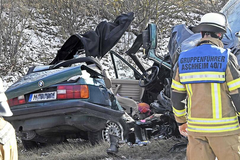 Schreckliche Bilder: Bei dem Horror-Unfall in Aschheim kammen zwei Menschen ums Leben.