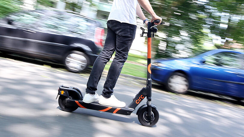 Die Unfälle mit E-Scootern häufen sich in München. (Symbolbild)