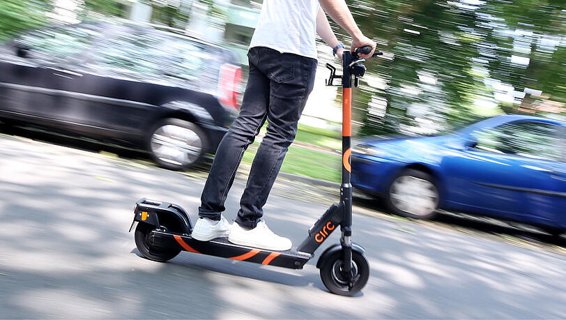 Die Unfälle mit E-Scootern häufen sich in München. (Symbolbild)