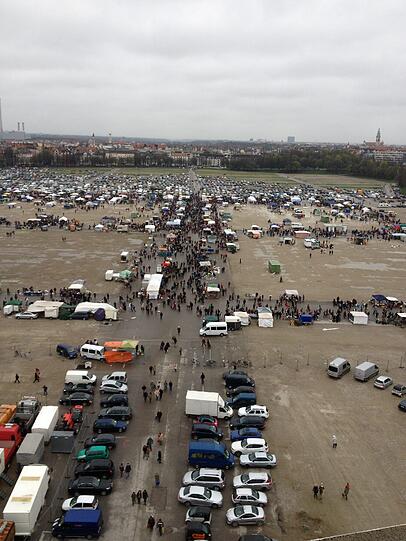 Impressionen vom Riesenflohmarkt - aufgenommen von AZ-Leser Kurt Böttner. "Heia wars naß, kalt und greisle und deszweng fui weniga Händla und Zuaschaua da - aba Spaß g'macht, hads drotzdem.  Und's näxt Jahr brobier ma&rsquo;s aba wieda!", schreibt er.