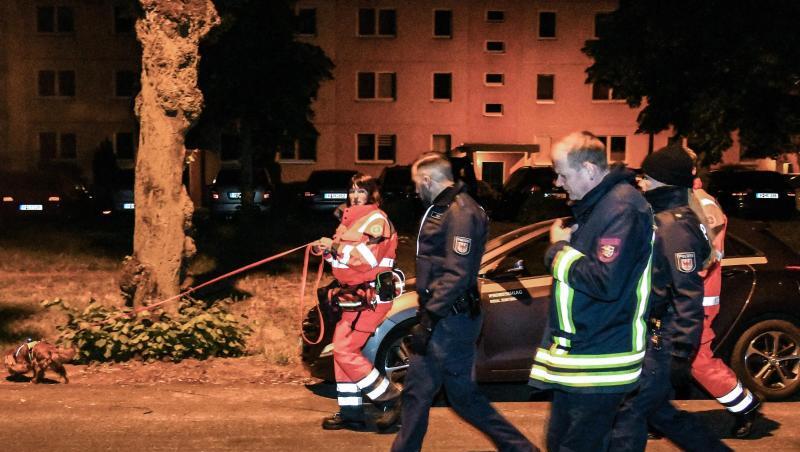 Polizisten und ein Feuerwehrmann begleiteten Mitarbeiterinnen der Rettungshundestaffel bei der Suche nach der vermissten 6-Jährigen in Potsdam. Polizisten und ein Feuerwehrmann begleiteten Mitarbeiterinnen der Rettungshundestaffel bei der Suche nach der vermissten 6-Jährigen in Potsdam.