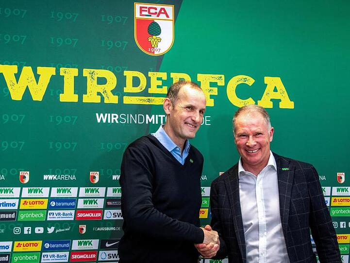 Sportdirektor Stefan Reuter (r) und Heiko Herrlich geben sich bei einer Pressekonferenz die Hände. Foto: Stefan Puchner/dpa/Archivbild