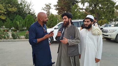 Er glaubt nicht, dass die neuen Herrscher so moderat bleiben, wie sie sich geben: Ul Haq im Gespräch mit Taliban Abdul Qahar Balkhi (M.).