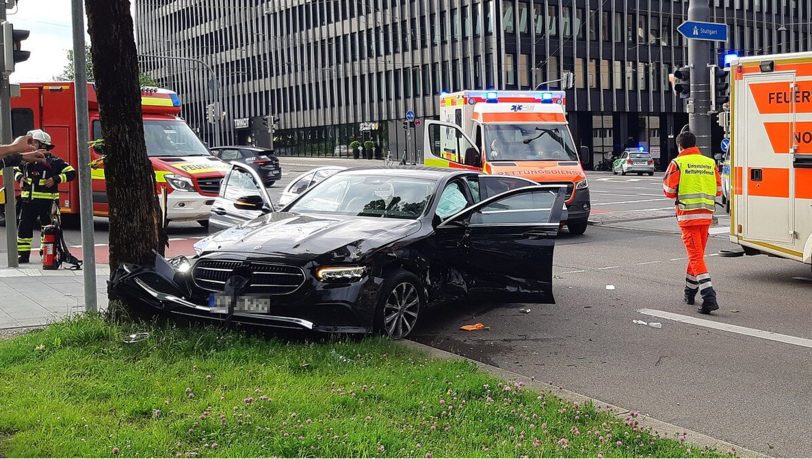 Nach einem heftigen Autounfall in Laim mussten drei Beteiligte ins Krankenhaus. Nach einem heftigen Autounfall in Laim mussten drei Beteiligte ins Krankenhaus.