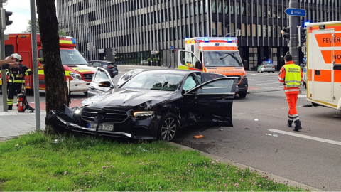 Nach einem heftigen Autounfall in Laim mussten drei Beteiligte ins Krankenhaus.