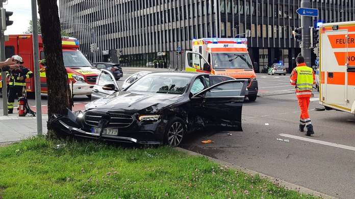 Nach einem heftigen Autounfall in Laim mussten drei Beteiligte ins Krankenhaus.