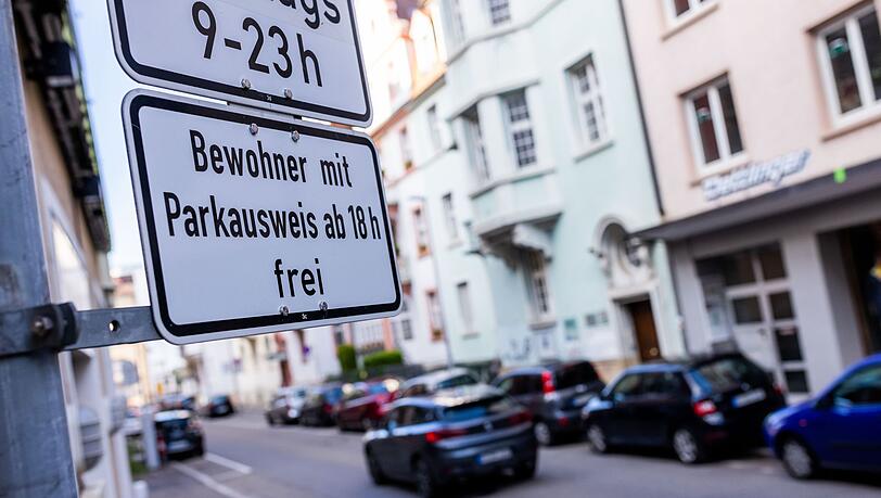 Mehr als 30,70 Euro pro Jahr dürfen bayerische Kommunen nicht für Anwohnerparkausweise verlangen. (Archivbild)