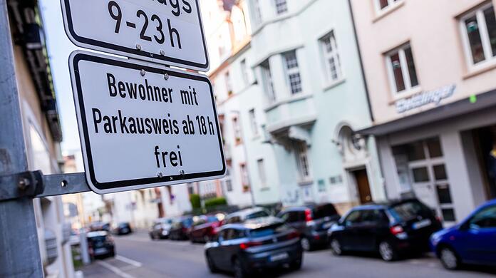 Mehr als 30,70 Euro pro Jahr dürfen bayerische Kommunen nicht für Anwohnerparkausweise verlangen. (Archivbild)