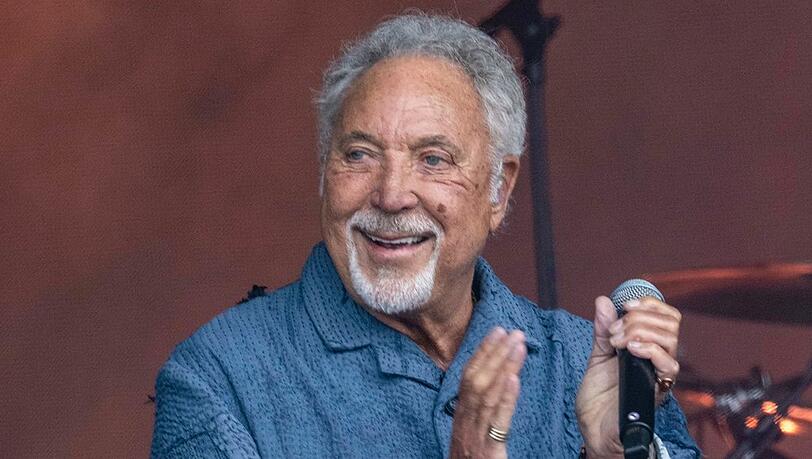 Tom Jones kämpft mit einem Infekt.