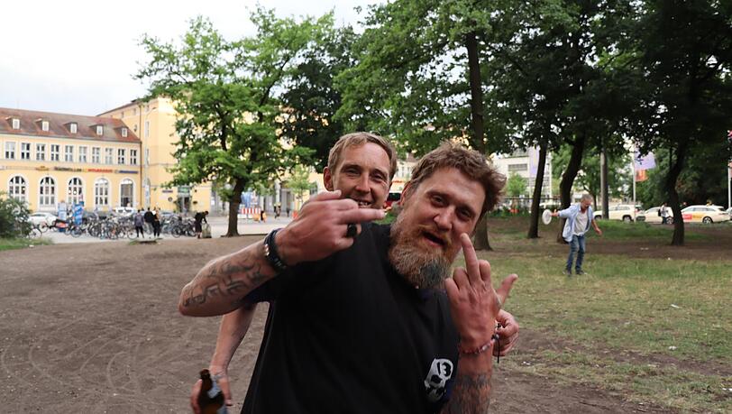 "Wir sind hier anders drauf", sagt Steve am Regensburger Bahnhof, hinter ihm Vitali.