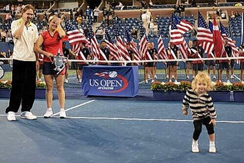 Familien-Spaß bei der Siegerehrung der US Open 2009: Kim Clijsters, die Überraschungssiegerin, feiert mit Ehemann Brian Lynch, Töchterchen Jada Ellie tanzt.