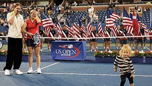 Familien-Spaß bei der Siegerehrung der US Open 2009: Kim Clijsters, die Überraschungssiegerin, feiert mit Ehemann Brian Lynch, Töchterchen Jada Ellie tanzt. Familien-Spaß bei der Siegerehrung der US Open 2009: Kim Clijsters, die Überraschungssiegerin, feiert mit Ehemann Brian Lynch, Töchterchen Jada Ellie tanzt.