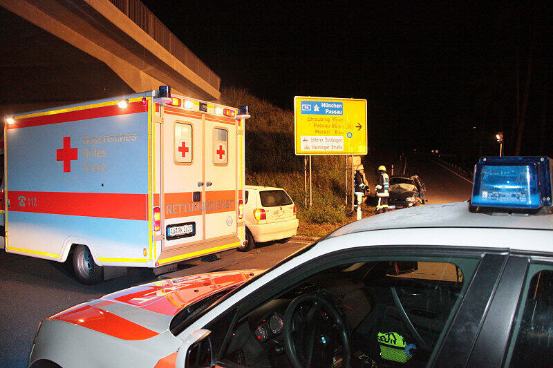 Einen Mann zieht es mit seinem Wagen bei Burghausen aus einem Kreisverkehr in den Schotter. Der Fahrer war zu rasant in die Kurve eingefahren. Die Bilder.