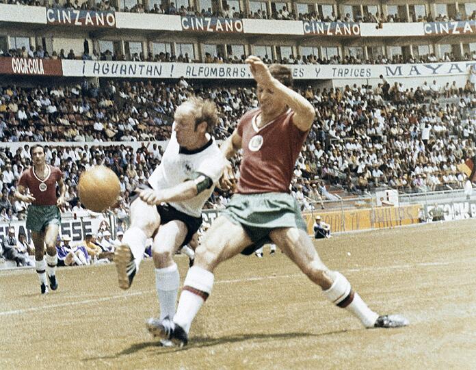 Die WM 1970 war Uwe Seelers letztes großes Turnier im DFB-Trikot. Hier eine Szene während des Vorrundenspiels gegen Bulgarien.