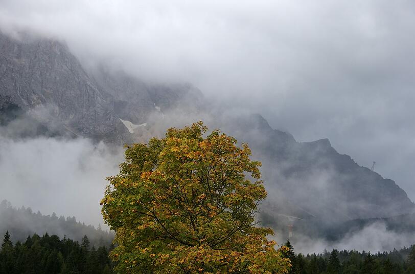 Herbstlicher Eindruck auf der Zugspitze: Auf Deutschlands höchstem Berg fielen bereits im August einige Zentimeter Neuschnee. Am Wochenende soll es bis auf 1000 Meter schneien.