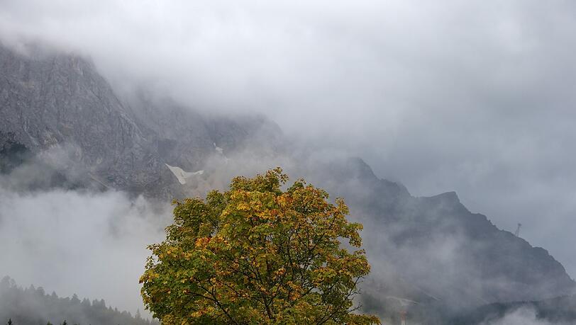 Herbstlicher Eindruck auf der Zugspitze: Auf Deutschlands höchstem Berg fielen bereits im August einige Zentimeter Neuschnee. Am Wochenende soll es bis auf 1000 Meter schneien. Herbstlicher Eindruck auf der Zugspitze: Auf Deutschlands höchstem Berg fielen bereits im August einige Zentimeter Neuschnee. Am Wochenende soll es bis auf 1000 Meter schneien.
