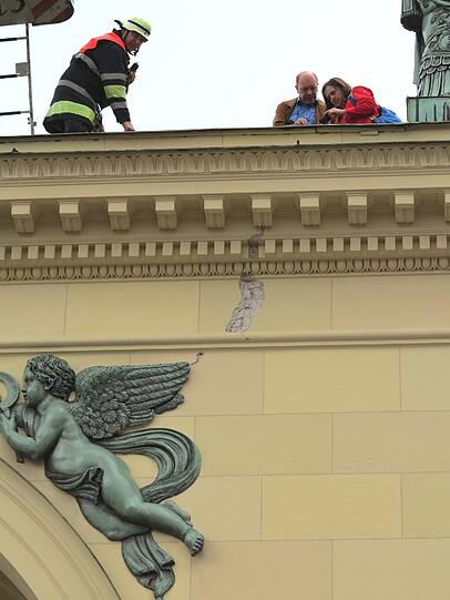 Blitzeinschlag beim Tor zum Hofgarten: Die Bilder vom Feuerwehreinsatz.