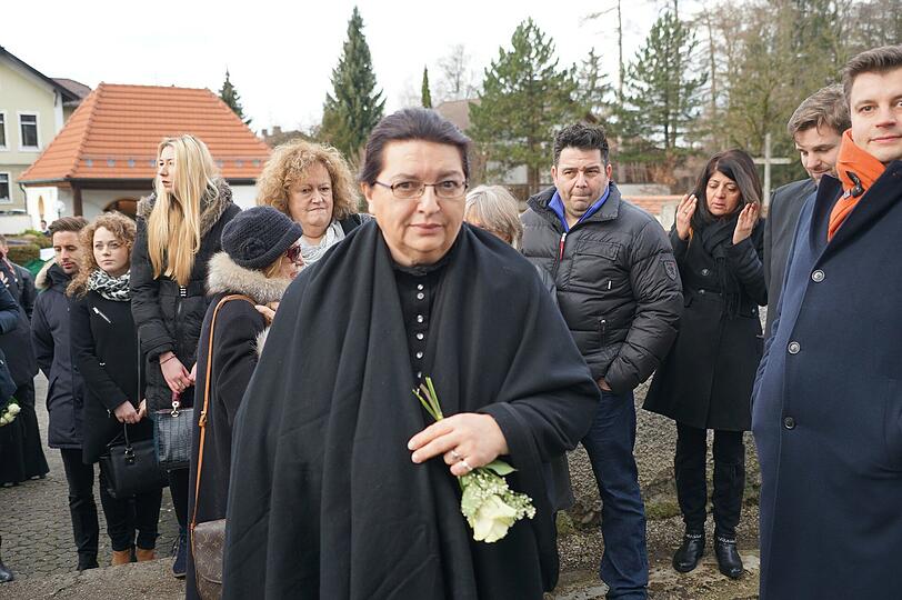 Familie und Freunde nehmen Abschied von Wolfgang Lippert.