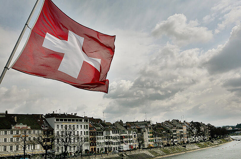 Platz zwei: Schweiz. Die Fahne des Vorjahressiegers weht hier auf der Mittleren Brücke in Basel.