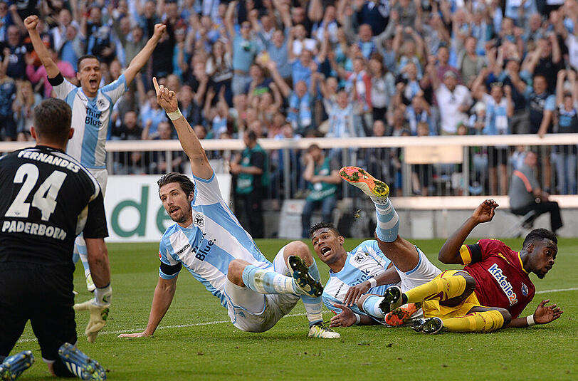 Jaaaaa! Jan Mauersberger (2.v.l) und Rubin Okotie (2.v.r) jubeln über das Tor zum 1:0 für den TSV 1860 München.