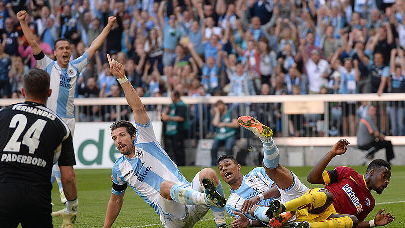 Jaaaaa! Jan Mauersberger (2.v.l) und Rubin Okotie (2.v.r) jubeln über das Tor zum 1:0 für den TSV 1860 München.