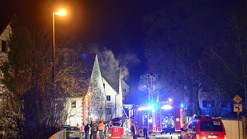 Rückblick in die Nacht zum 12. Dezember 2014: Der Gasthof, eine Scheune und ein Wohnhaus brennen. Rückblick in die Nacht zum 12. Dezember 2014: Der Gasthof, eine Scheune und ein Wohnhaus brennen.
