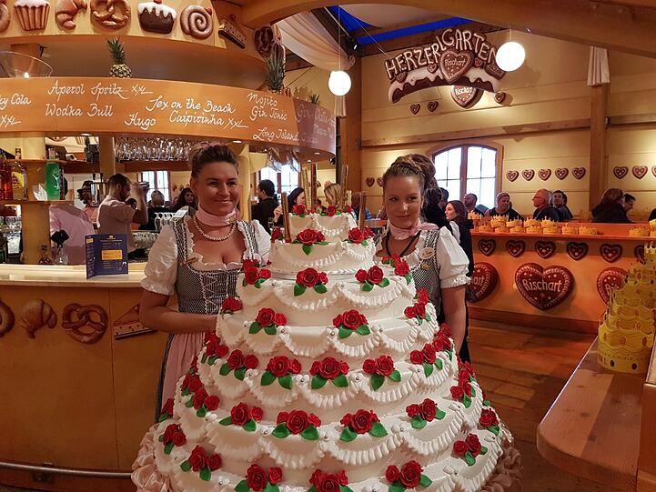 Im Café Kaiserschmarrn wird jeden Tag um 14 Uhr einen Prinzregententorte angeschnitten. Und zwar eine Hochzeitstorte in Erinnerung an die Ursprünge des Oktoberfests. Die, wie wir alle wissen, auf die Hochzeit von Ludwig von Bayern und Prinzessin Therese von Sachsen-Hildburghausen im Jahr 1810 zurückgehen.