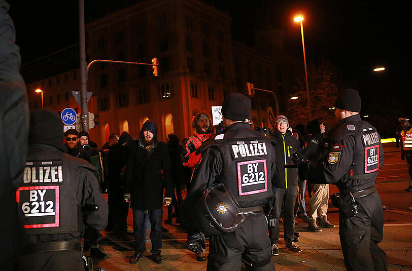 Auch etliche Gegendemonstranten waren am Montagabend in München anzutreffen.