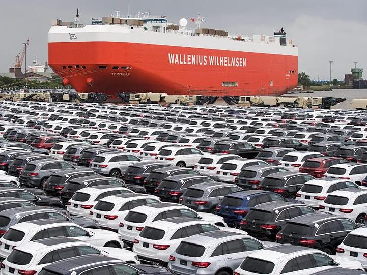 Neuwagen für den Export in die USA stehen auf dem Autoterminal der BLG Logistics Group in Bremerhaven.