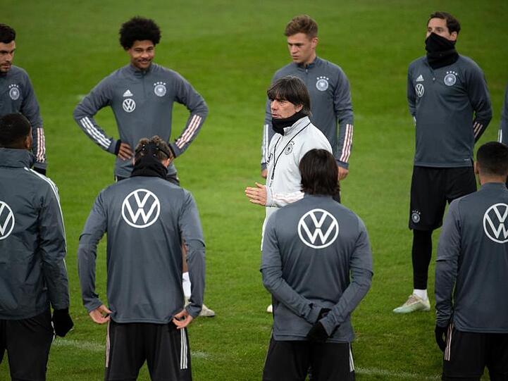 Bundestrainer Joachim Löw richtet sich beim Abschlusstraining mit einer Ansprache an die Nationalmannschaft.